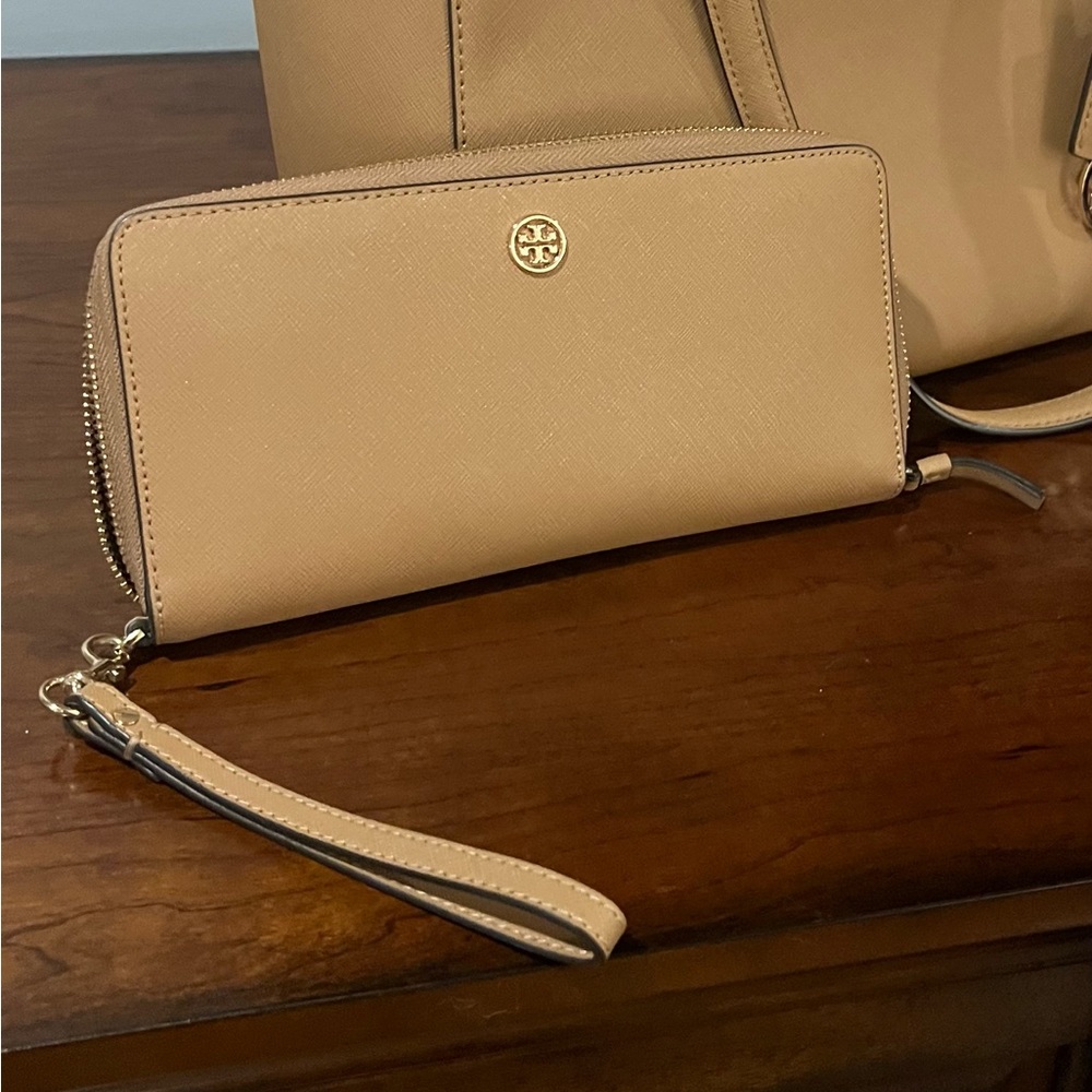 Tory Burch, ROBINSON ZIP CONTINENTAL WALLET…LIKE NEW!!